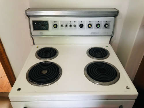 Excellent Condition Electric Defy 424 Oven - No Delivery; Collection Essential - Rondebosch CT
