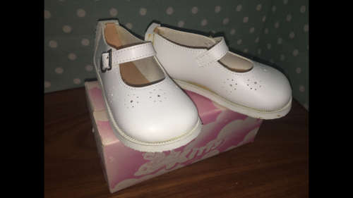 Vintage Baby Shoes - New still in box - Size 6