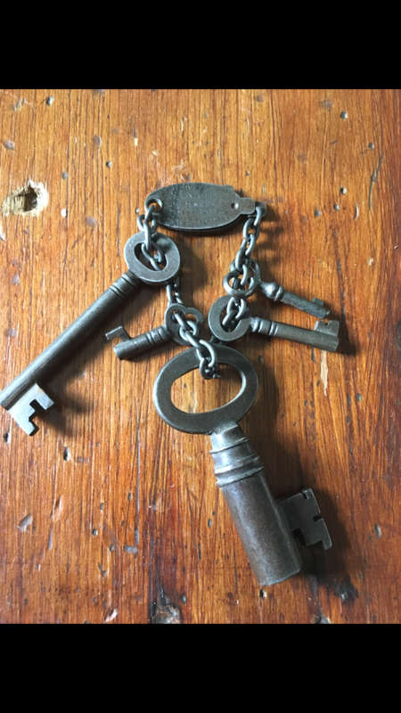 Vintage Key holder with 5 Beautiful Vintage Keys