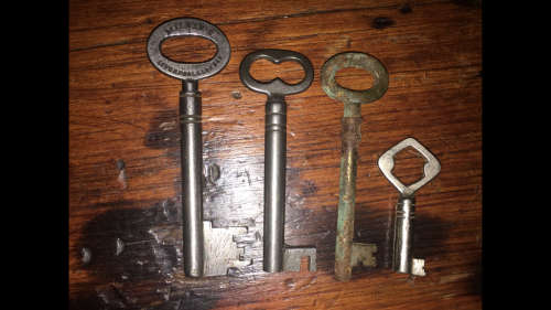 4 x Vintage Keys
