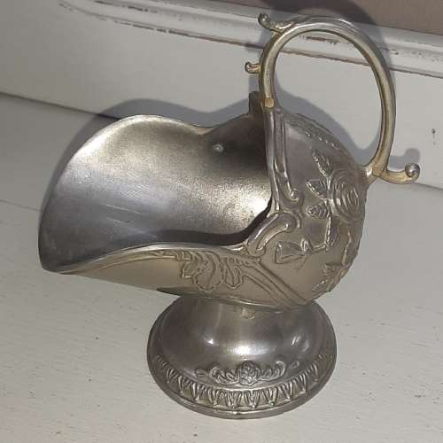Beautiful Coal Scuttle Shaped Sugar bowl - See pictures