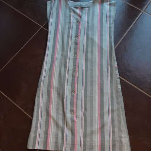 Beautiful Vintage Dress with button detail on back - Size 10