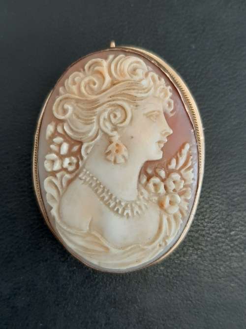 Vintage Gold Cameo Brooch / Pendant