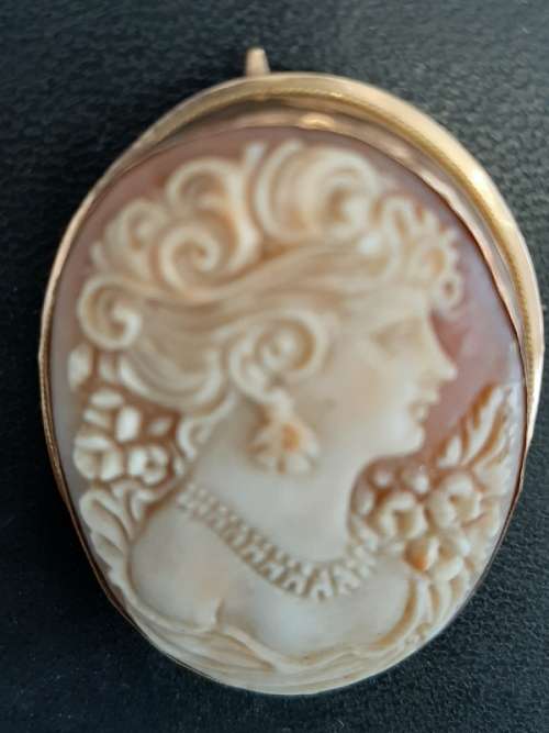 Vintage Gold Cameo Brooch / Pendant