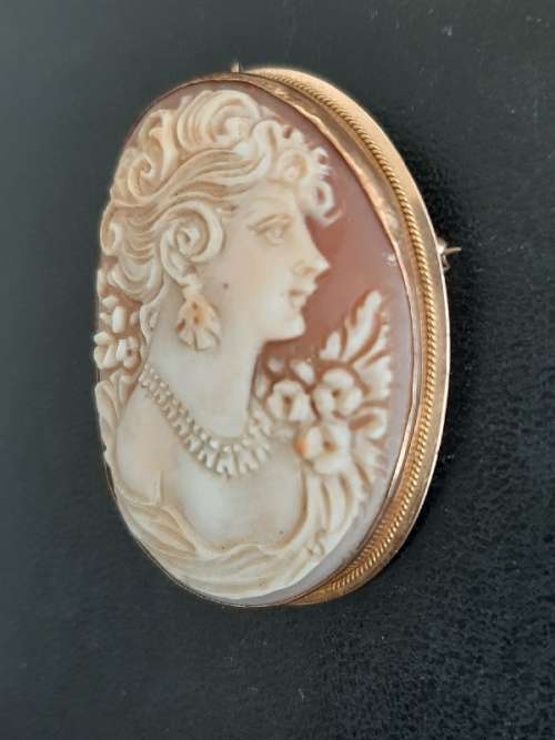 Vintage Gold Cameo Brooch / Pendant