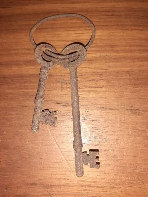 2 x Vintage Keys - Rusted
