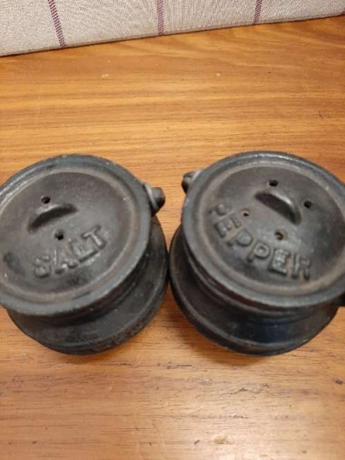 Mini Potjie shaped Salt and Pepper Set