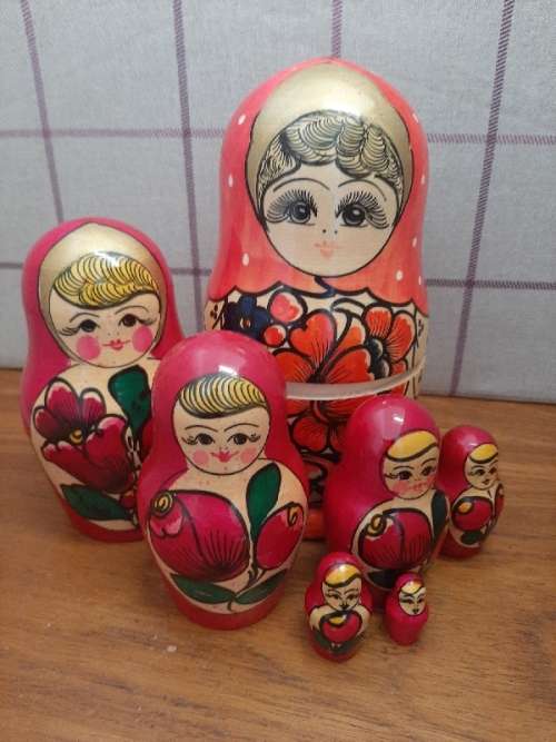 Russian Dolls / Nesting dolls - set of 7