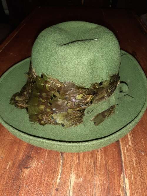 Beautiful Vintage Hat with Feather Detail