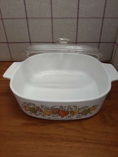 Corning Ware 2 Liter Dish with lid
