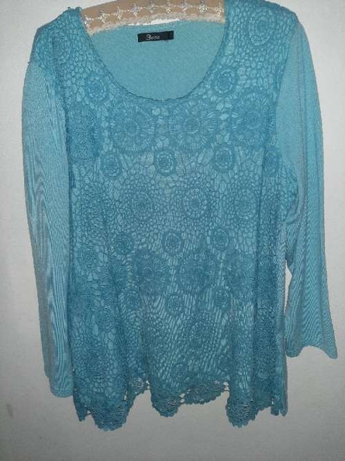 Beautiful Ladies Top with lace detail in front - Size XXL