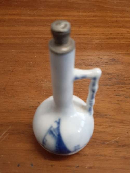 Vintage Delft like container with metal lid - Height - 11cm