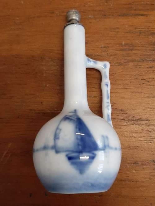 Vintage Delft like container with metal lid - Height - 11cm