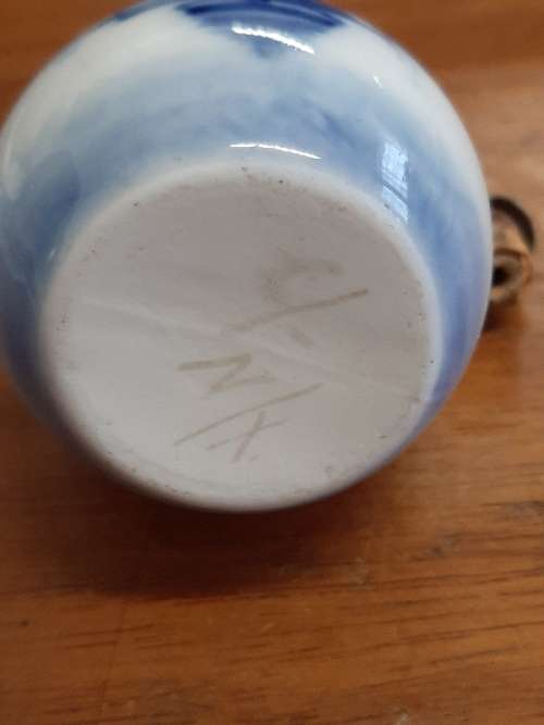 Vintage Delft like container with metal lid - Height - 11cm