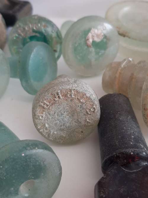 Lot of Antique bottle caps / lids - See pictures
