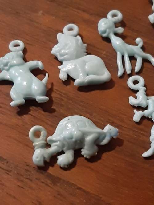 8 x Vintage Plastic Charms