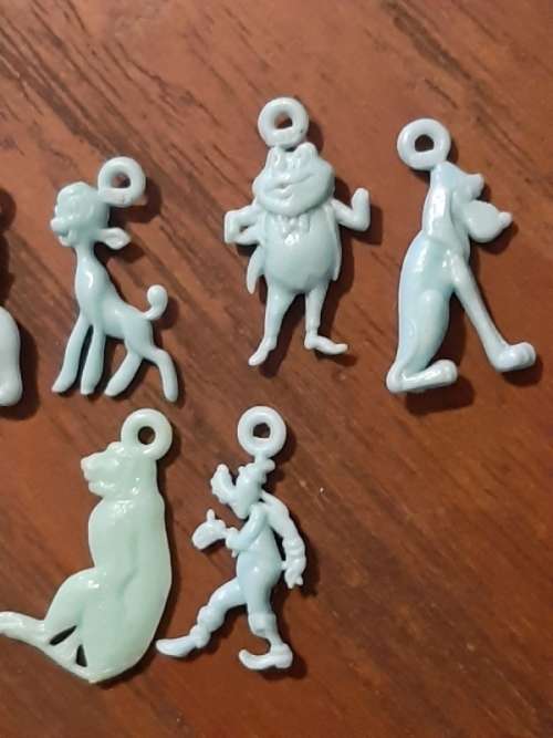 8 x Vintage Plastic Charms