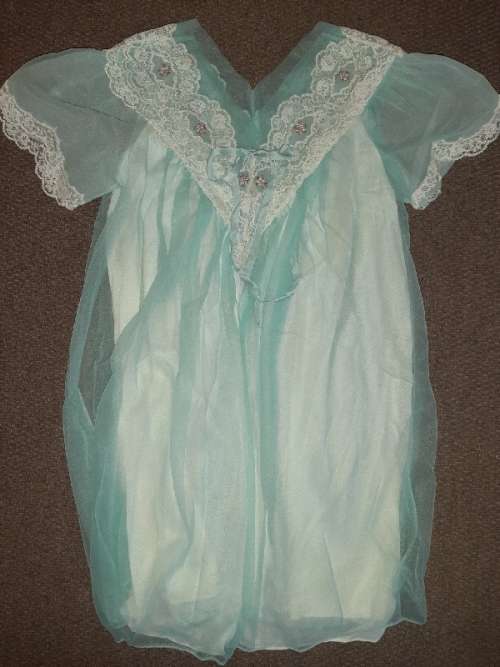 Beautiful Vintage Short Gown / Robe with lace detail - Size M