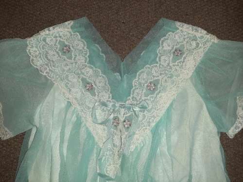 Beautiful Vintage Short Gown / Robe with lace detail - Size M