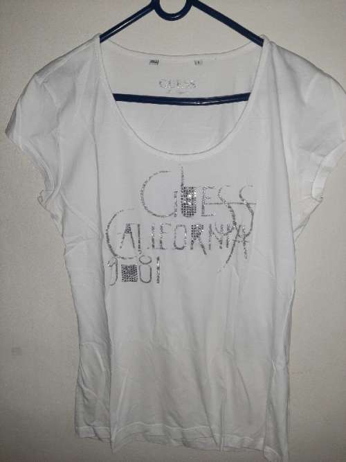 White Branded Guess T-shirt - Size M