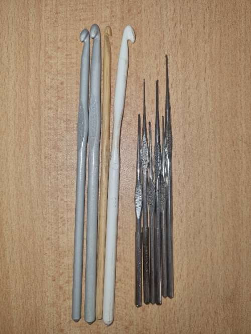 10 x Crochet Hooks - Different Sizes - See pictures