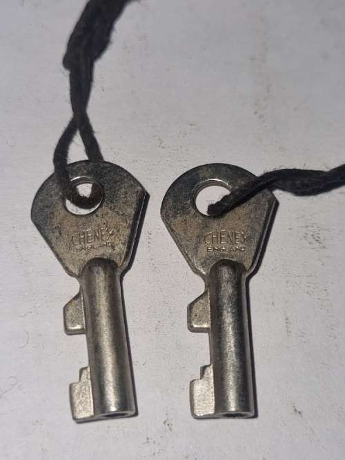 2 x Small Vintage Keys - 3cm each