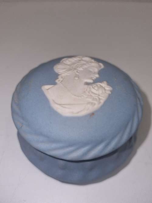 Beautiful Elweco Trinket Dish with lid