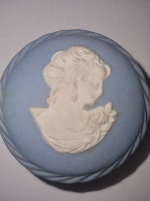 Beautiful Elweco Trinket Dish with lid