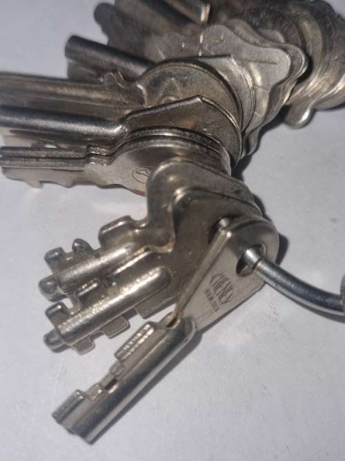 Bunch of 17 Small Vintage Keys