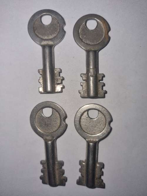 4 x Vintage Keys