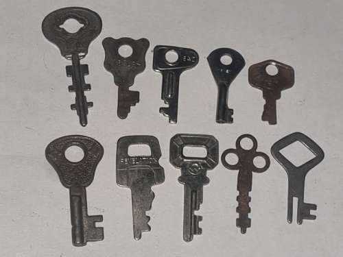 10 x Vintage Keys