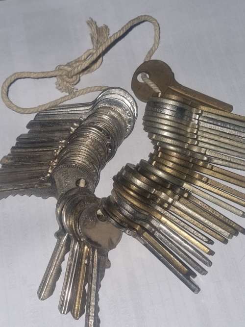 Bunch with 47 x Vintage Keys