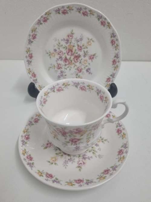 Elizabethan Fine Bone China - Cotsworld - Trio - England