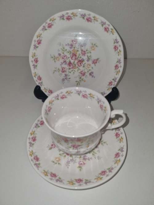 Elizabethan Fine Bone China - Cotsworld - Trio - England