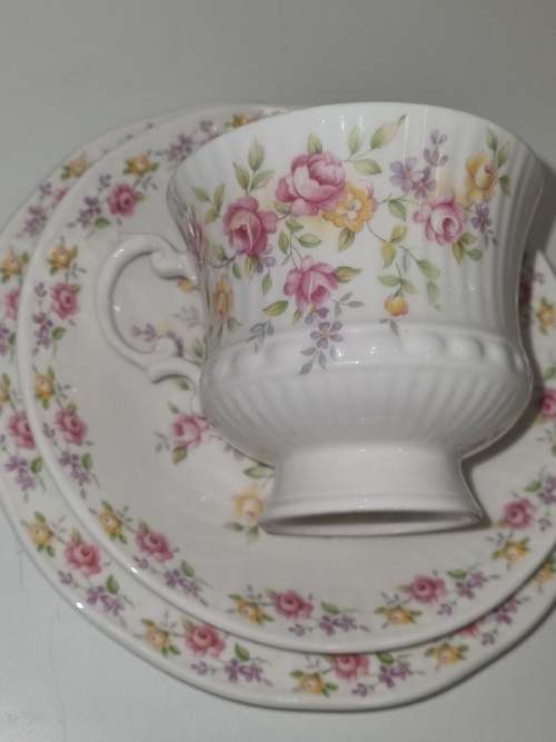 Elizabethan Fine Bone China - Cotsworld - Trio - England