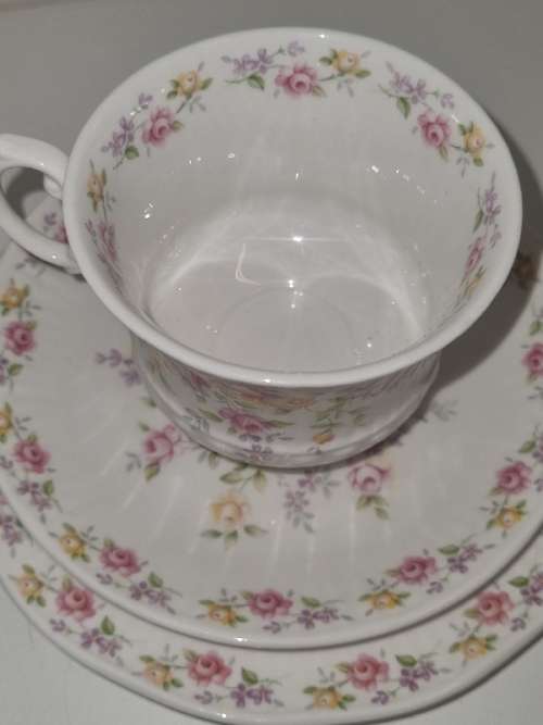 Elizabethan Fine Bone China - Cotsworld - Trio - England
