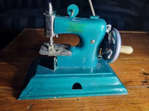 Vintage Casige Miniature Sewing Machine / Toy Sewing Machine - See pictures