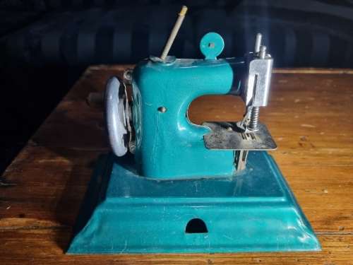 Vintage Casige Miniature Sewing Machine / Toy Sewing Machine - See pictures