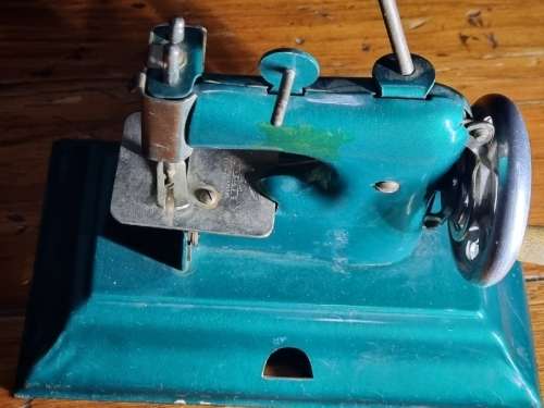 Vintage Casige Miniature Sewing Machine / Toy Sewing Machine - See pictures