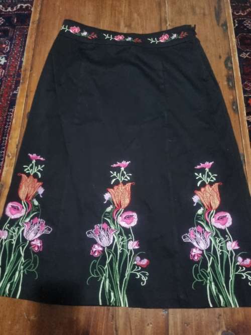 Beautiful 2 Piece Skirt and Top - Embroidered Detail - Size 32