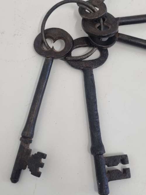 5 x Beautiful Vintage Keys
