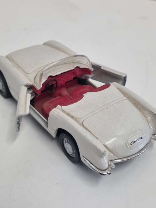 Maisto 1953 Corvette - 1/38 Scale