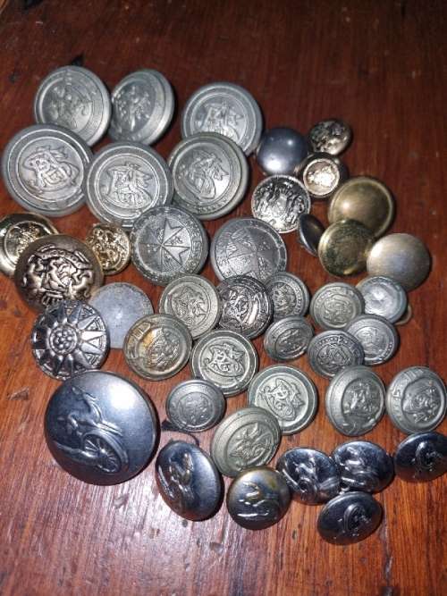 40 x Milatary buttons - see pictures