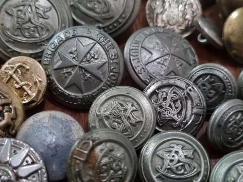 40 x Milatary buttons - see pictures