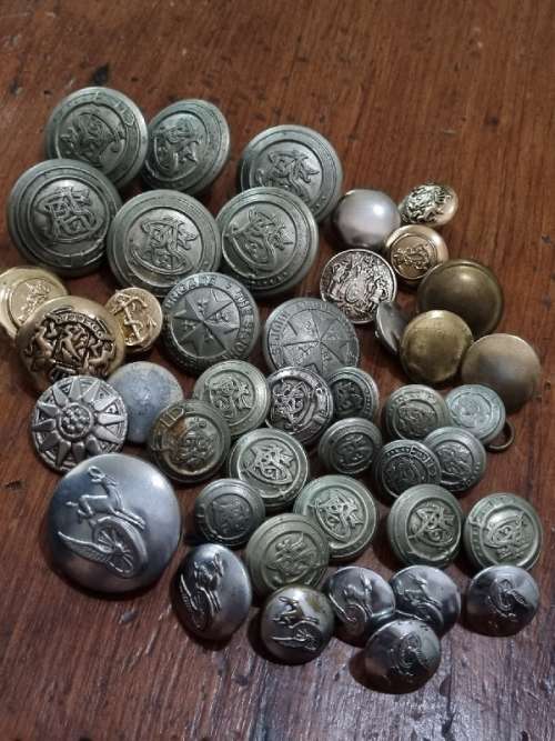 40 x Milatary buttons - see pictures