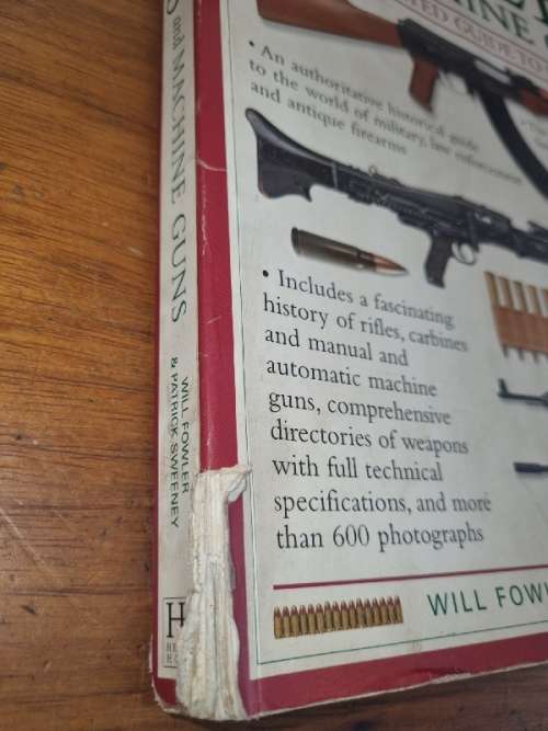 The World Encyclopedia of Rifles and Machine Guns - An Illustrated Guide to 500 Firearms