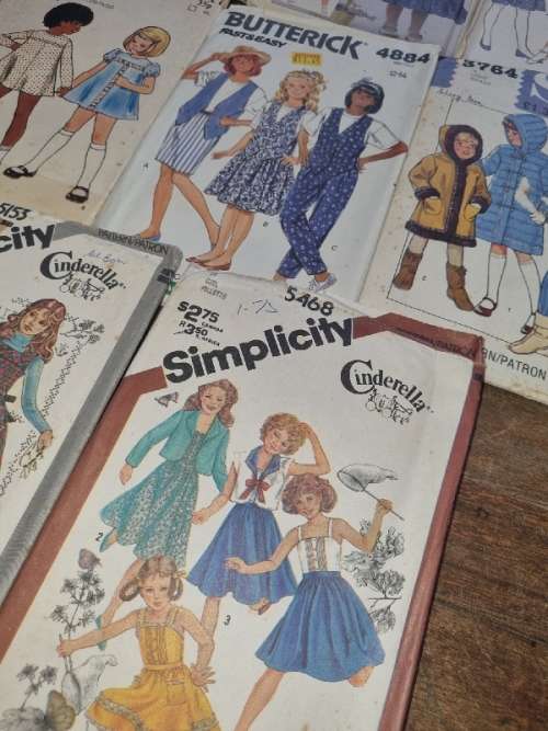 11 x Clothing patterns - Girls