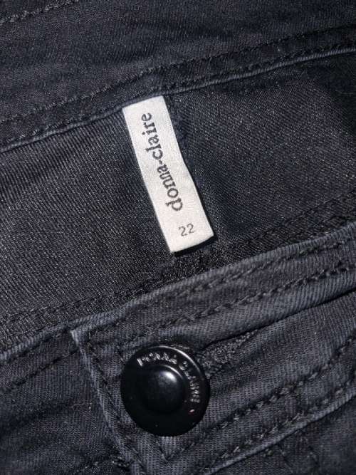 Donna-Claire Black Capri Pants - Size 22