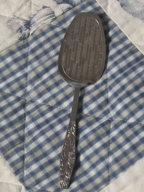 Beautiful Vintage Cake Lifter