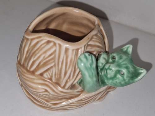 Beautiful Sylvac Vase with kitten detail - Great detail - Height - 7.5cm